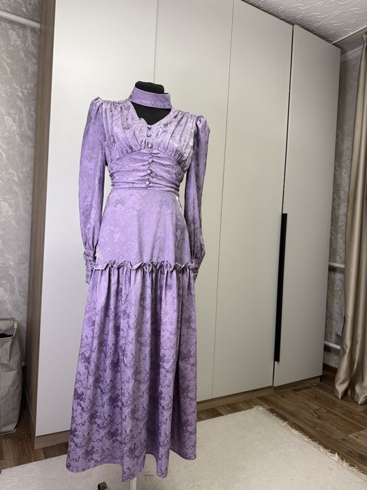 Платье с вырезом