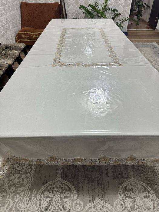 Продам стол со скатертью