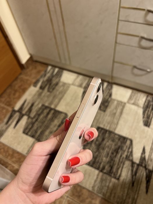 Iphone 13 de culoare roz