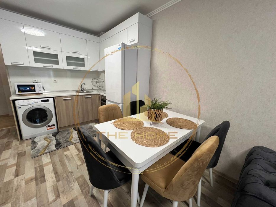 Дава се под наем Тристаен апартамент в Варна, Център - 80 кв.м за 675 € - Снимка #1