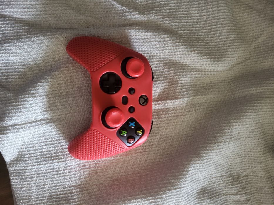 Продавам конзола xbox one с джойстик и игри