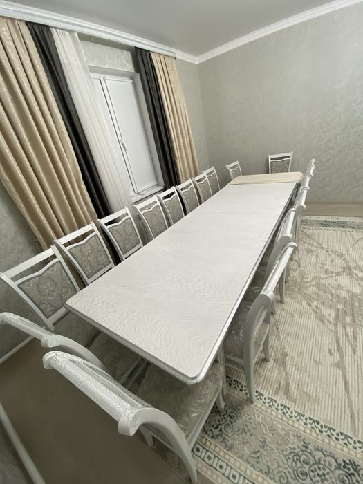 стол с 18 стульями