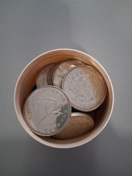 стари банкноти и монети солидно количество цената е за  всичко