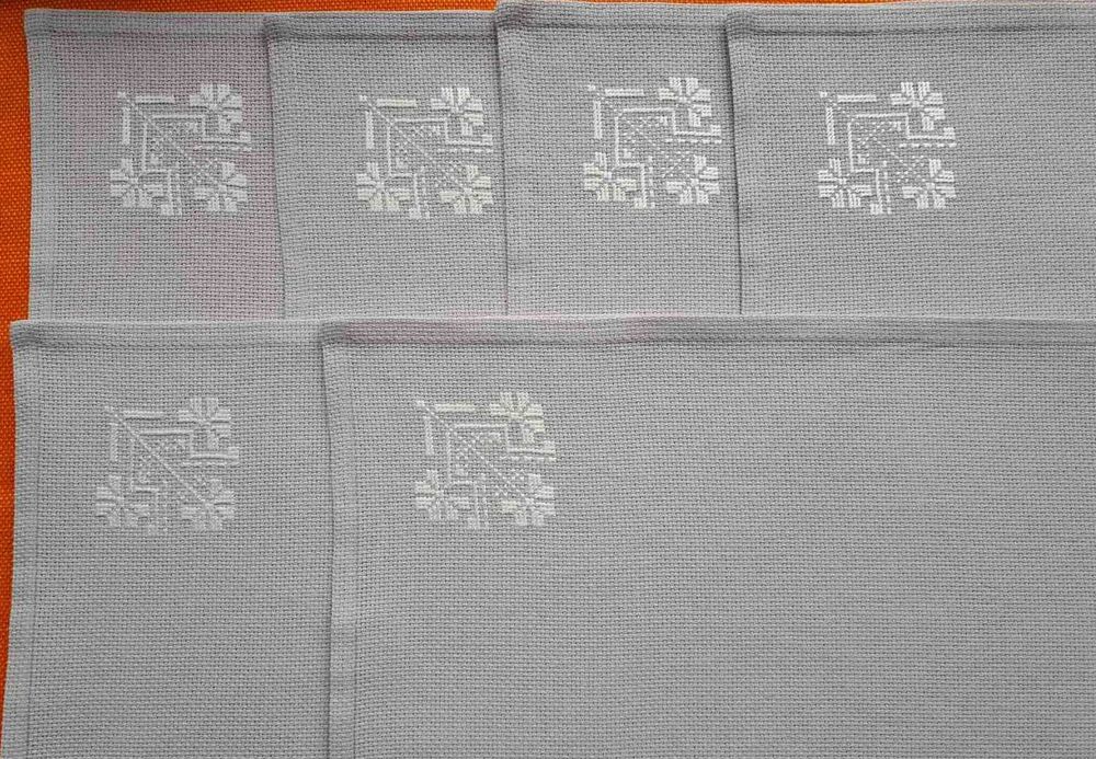 Ръчно бродирани подложки за сервиране с български мотиви