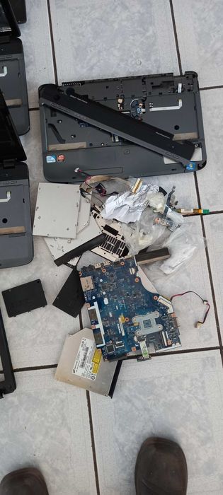 Pachet laptopuri Acer defecte, pentru piese. Totul la 100 de lei