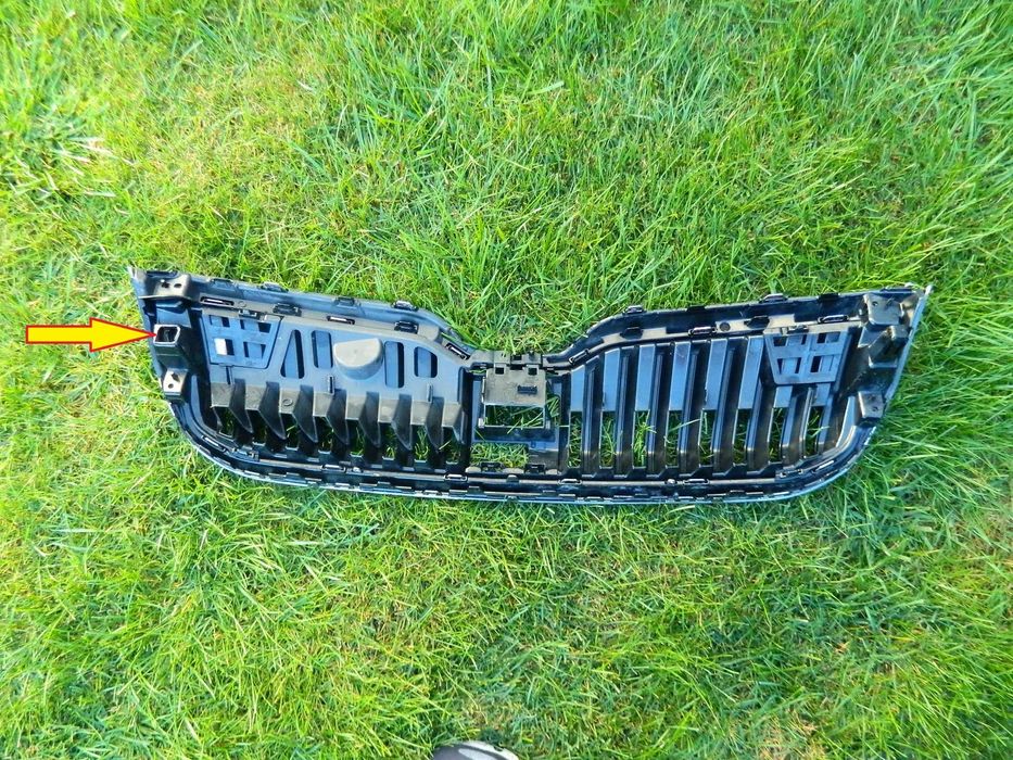 Grila centrala cu distronic Skoda Superb 3 model 2019-2022 cod 3V0853653G