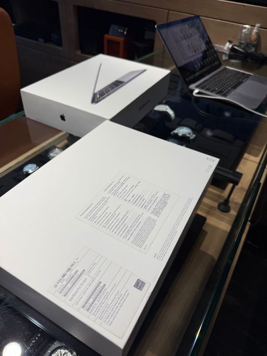 MacBook Pro 13-inch touch bar IntelCore i5 128 RAM 256GB