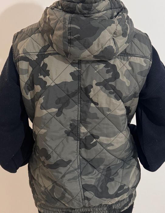 Vestă Dolce & Gabbana camuflaj cu glugă / geacă fără mâneci