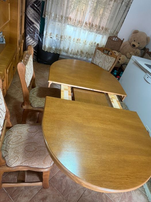 Masa extensibila cu scaune din lemn masiv