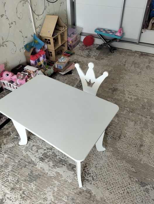 Детский стол со стулом.