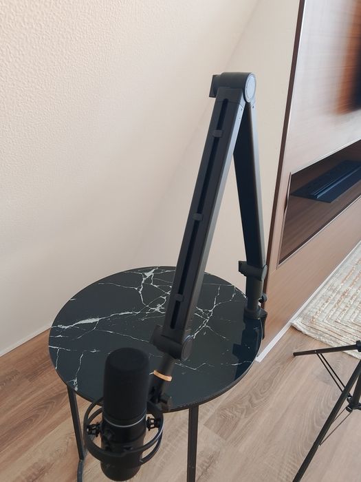 Микрофон штативымен сатылады