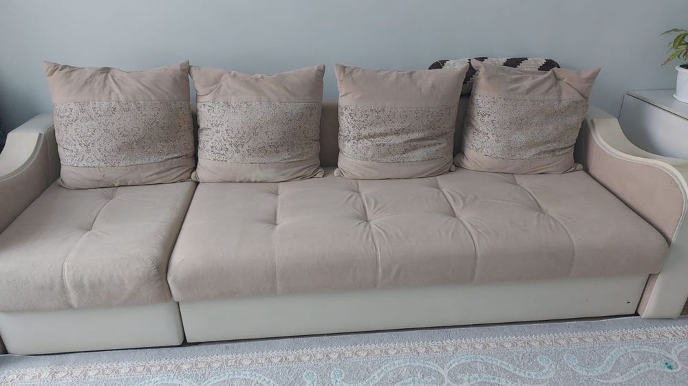 Продаю диван трехметровый. Диван раскладывается.