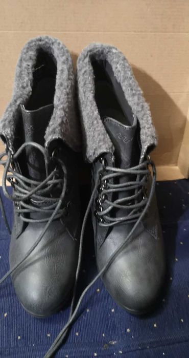 обувки за всяка дама , носеща размер 40