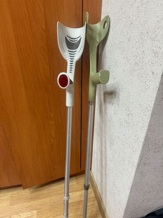 Костыли с подлокотником