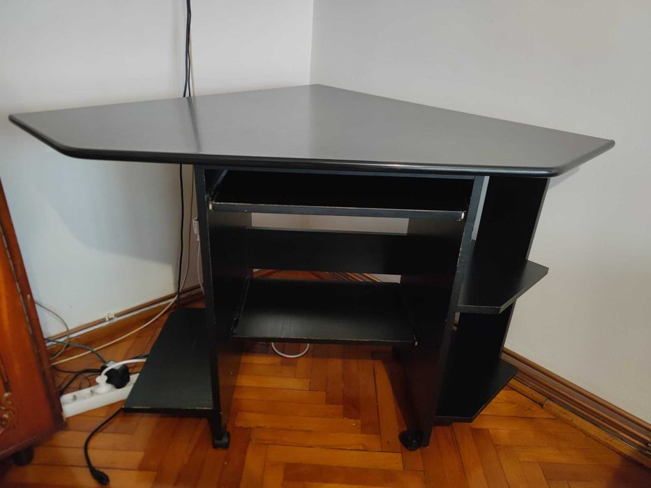 Birou cu suport PC