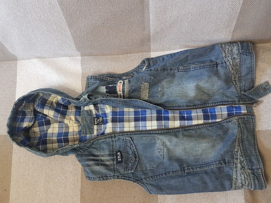 Продам джинсовый жилет с капюшоном рост 150 см б/у