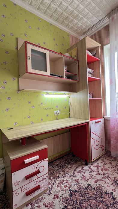 Парта шкафпен қосылған