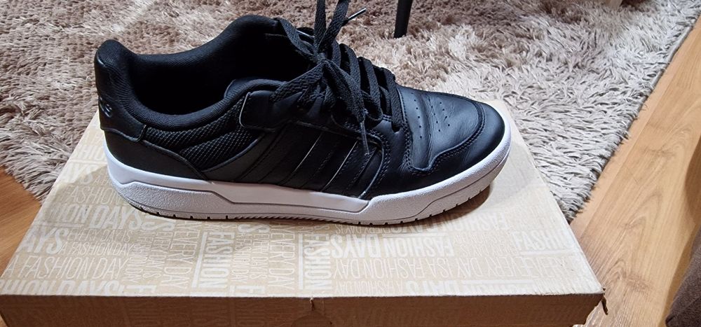 Маратонки Adidas и  Nike