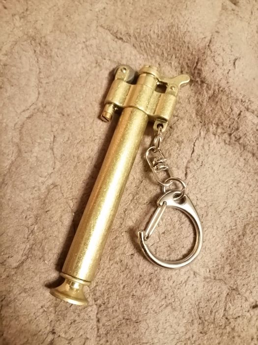 Бензиновая зажигалка.