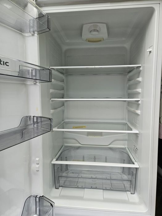 Vând frigider Arctic cu congelator – 240 L, înălțime 1,85 m
