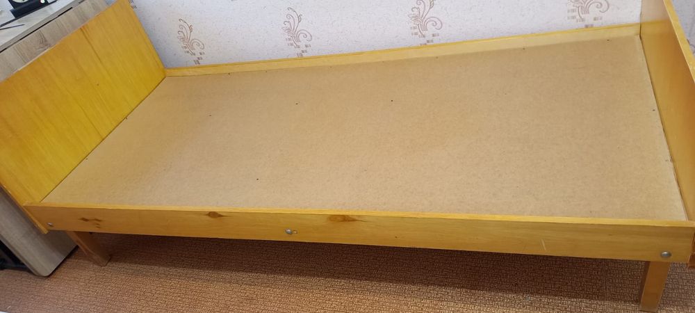 Кровать с матрасом.