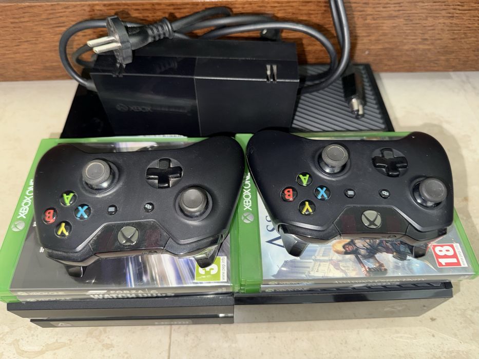 Xbox One + 2 controllere + 4 jocuri