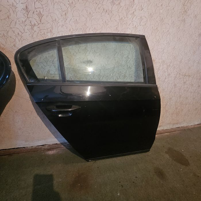 ЗАДНА ДЯСНА Врата пасат 7 седан