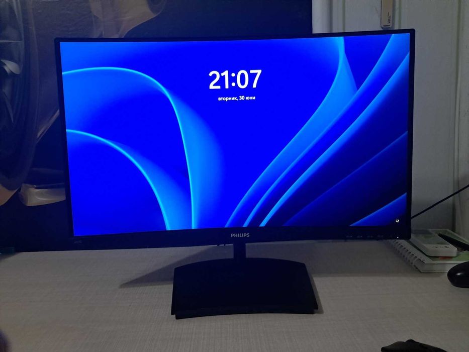Извит монитор Филипс 24