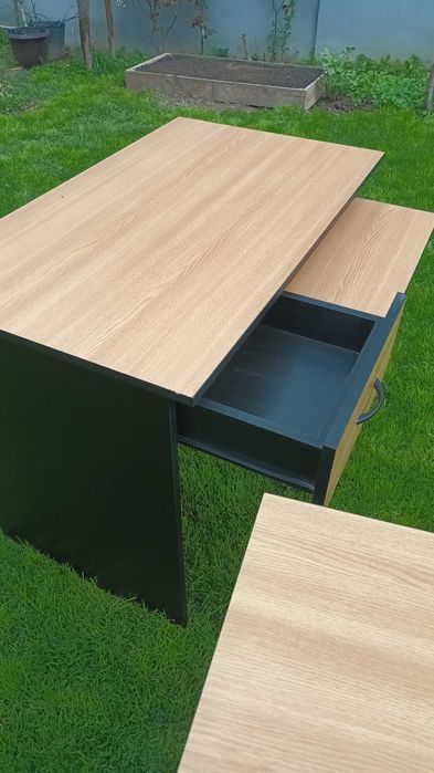 Birou 105×62, inaltime 80. Detin 2 bucati.