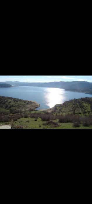 Продавам 2 дка земя до водата на  яз.Кърджали  в с.Снежинка