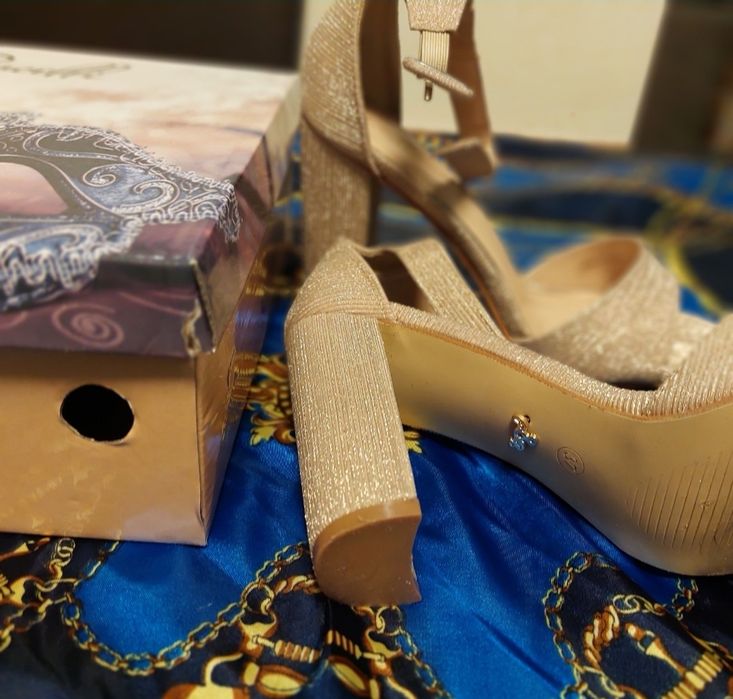 Запазени! Летни дамски обувки. Запазени кожени на ток.