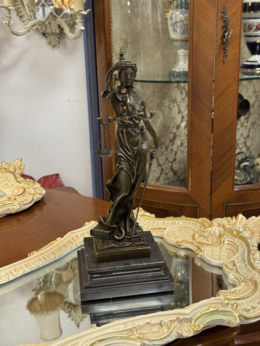 Statueta justitia din bronz masiv pe soclu de marmura