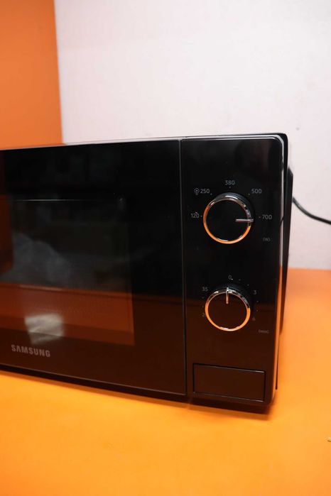 Микровълнова печка Samsung 20L стъклен дизайн, черна, лек транспортен ДЕФЕКТ