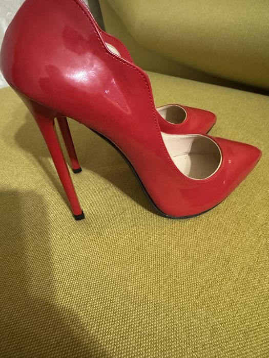 Женски червени токчета 39 номер