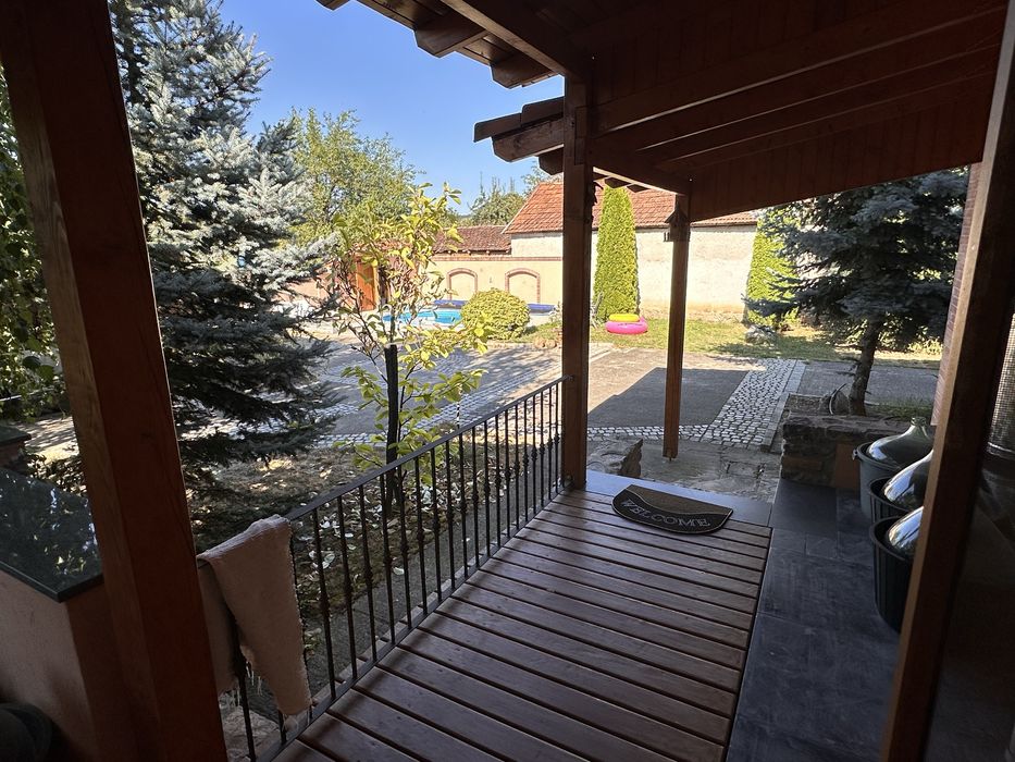 Casa cu 4000 mp teren si piscina situata la 37 km de Oradea