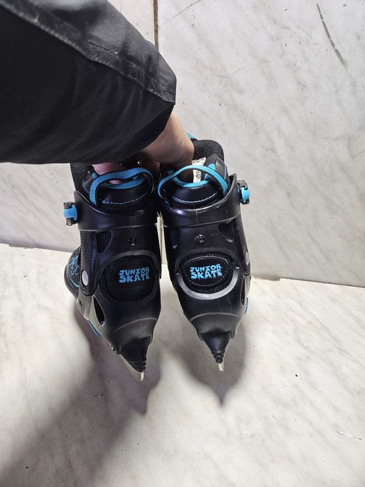 Patine 1050 gheata reglabile   marime 32-33-34-35 impecabile .