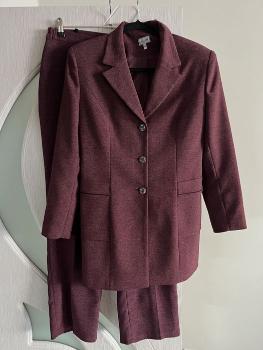 Дамски костюм от панталон и сако