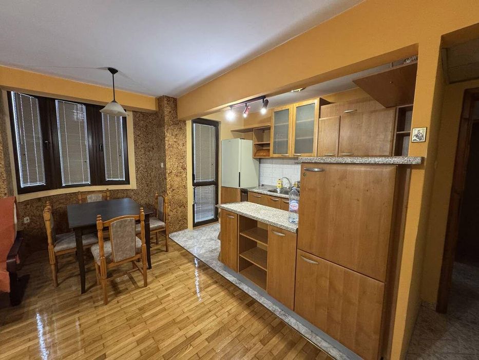 Дава се под наем Тристаен апартамент в Бургас, Възраждане - 98 кв.м за 638.01 € - Снимка #1