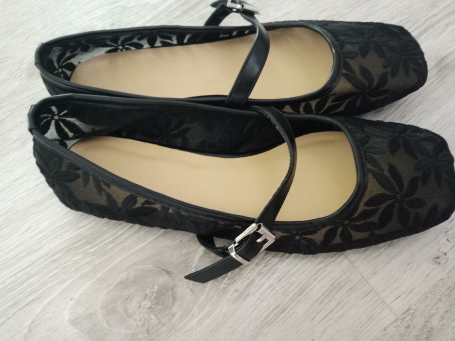 Дамски черни дантелени обувки и мокасини на ток