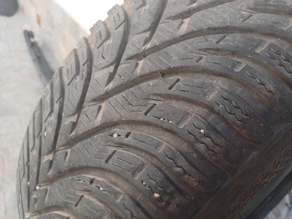 4 бр. джанти с зимни гуми за японски автомобил-от НИСАН са свалени
