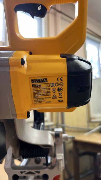 Потапящ циркуляр с Герунг DEWALT 18W