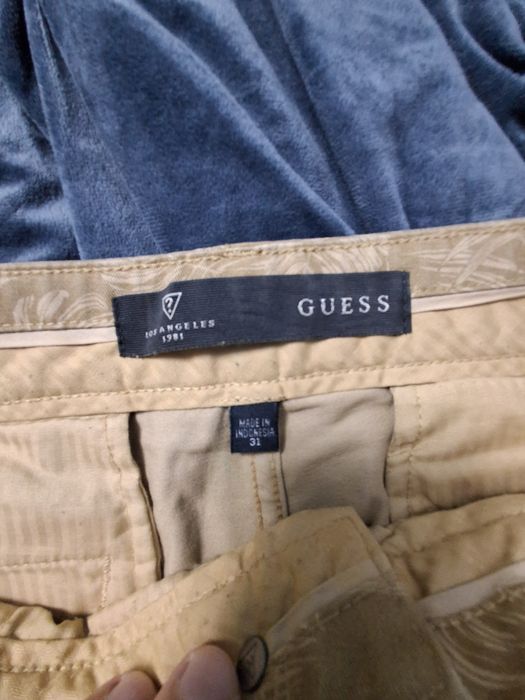 Vand pantaloni scurti Guess