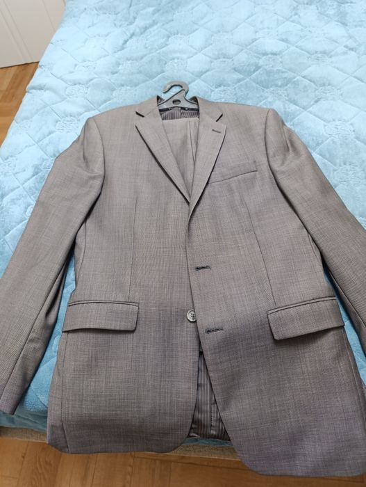 Продам костюмы с брюками