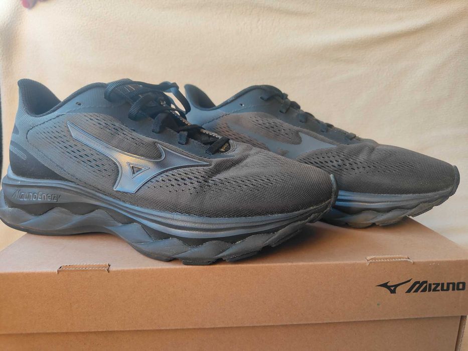 Маратонки NIKE   39 номер /40 номер Mizuno