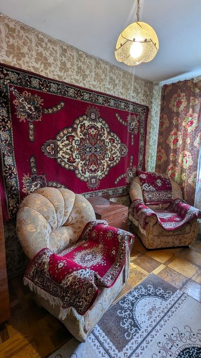 Ковёр красный с дивандеками