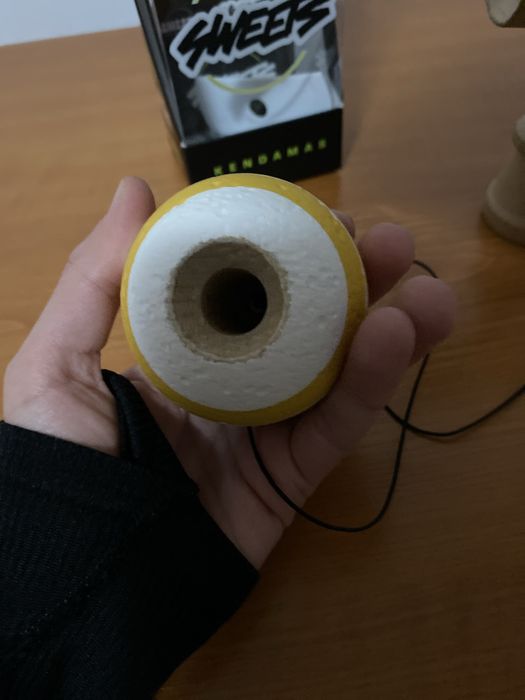 Kendama Sweets tracker pe galben