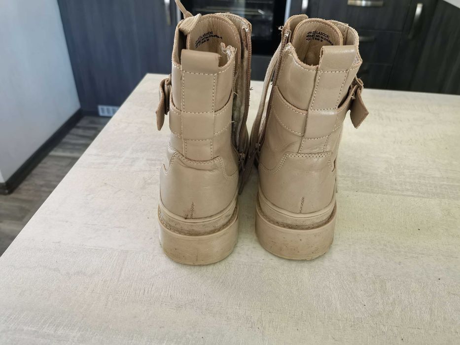 Ботуши топли с мека вълна от вътре и с леки забележки