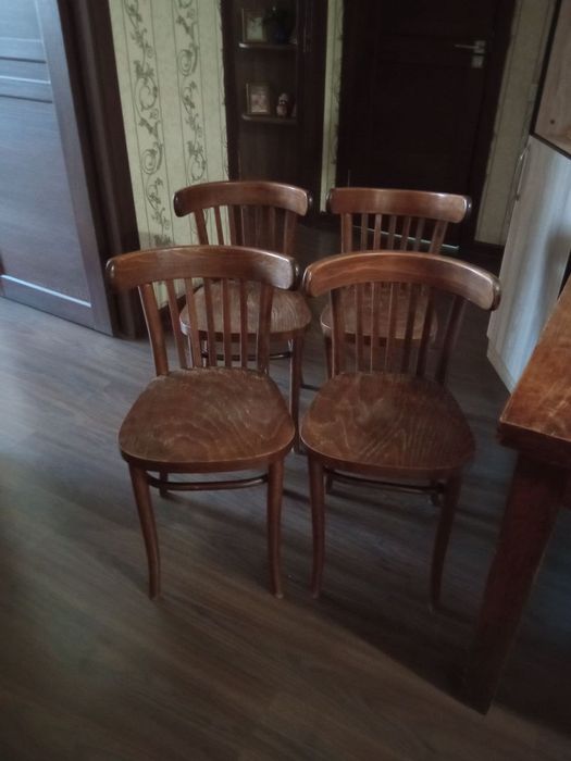 Стол и стулья ( венские) в среднем состоянии.