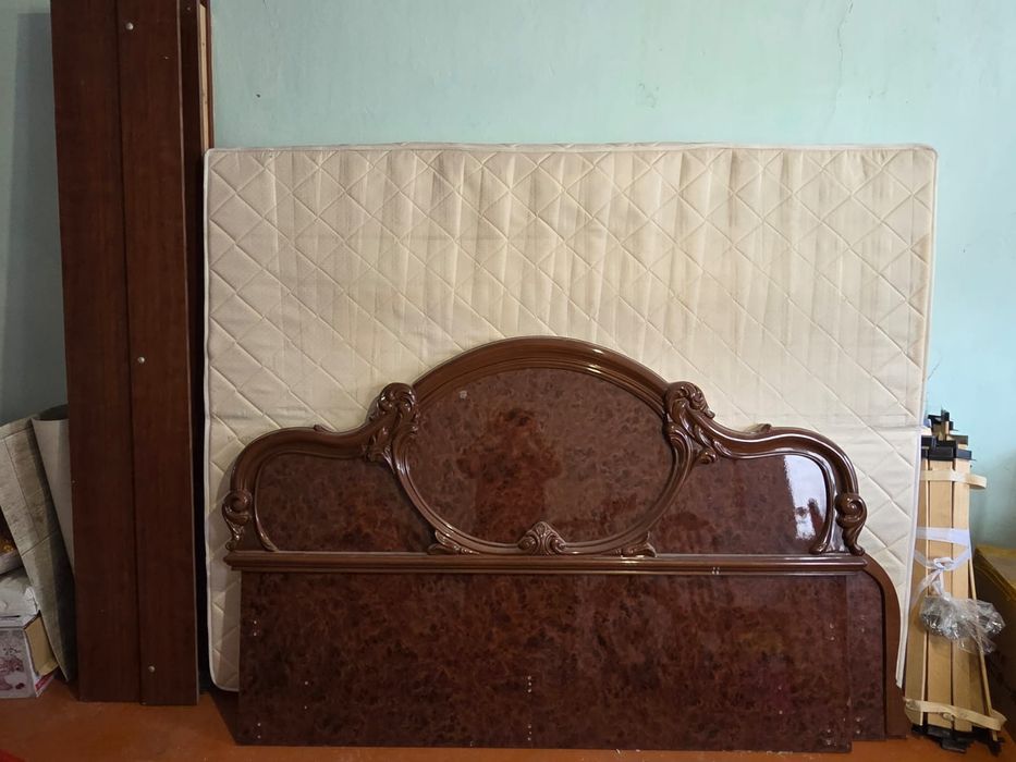 Двуспальная кровать