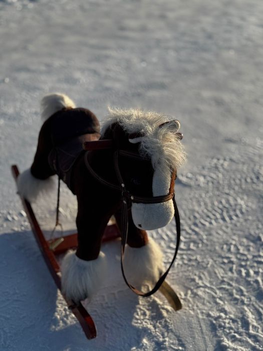 Продам игрушку лошадку.